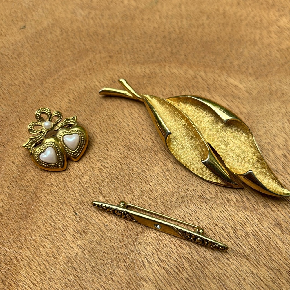 Lot of 3 gold tone Vintage brooches